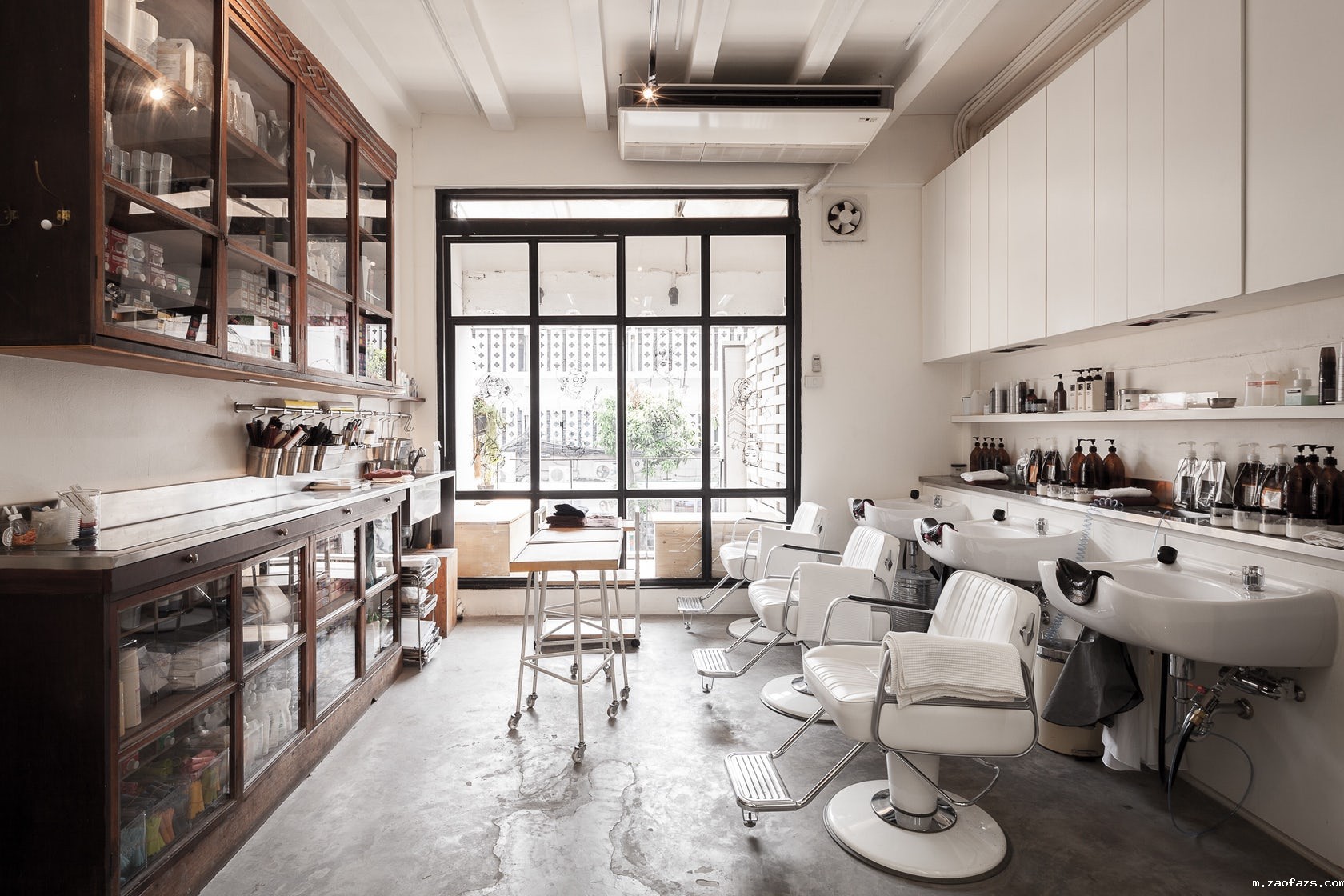 90平米理发店装修设计效果图