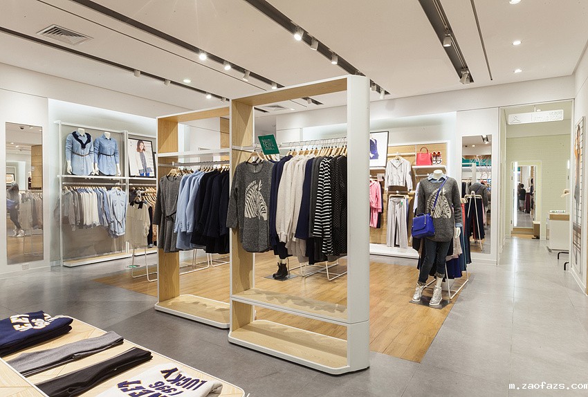 320平米商场服饰专卖店装修效果图