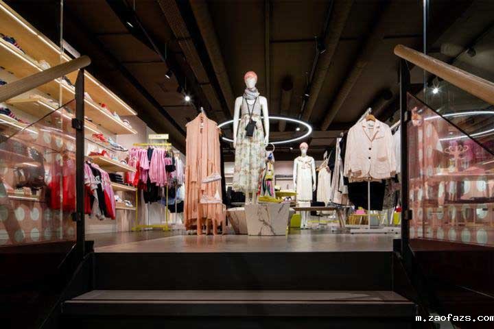 240平米品牌服装店装修设计效果图